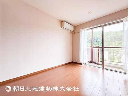 【居室】爽やかな空間演出とセンス良く纏められた室内は素敵な寛ぎ空間です。