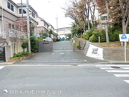 【橘中学校】1400m 横浜でも有数の高台に立地し、西に富士山・東に横浜港を望む開放感あふれる環境で学業に励むことができます。部活動は運動部・文化部ともにたいへん盛んです。