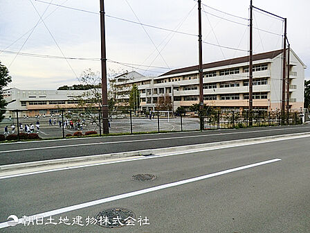 【十日市場中学校】800m 生徒数1000人近くを誇る活気あふれる中学校で部活動や行事も盛り上がります。新校舎で設備が整っていてるので毎日の学生生活も快適です。