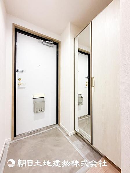 【玄関】大切な家族、お客様をお迎えする玄関は住宅の入口。落ち着いた雰囲気。