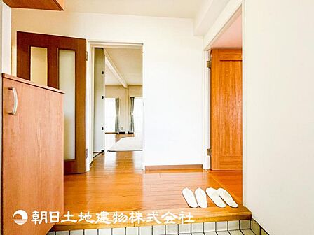 【玄関】大切な家族、お客様をお迎えする玄関は住宅の入口。落ち着いた雰囲気。