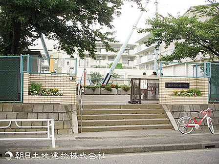 【みたけ台小学校】600ｍ　緑豊かな青葉区の住宅街にあり、地域と密着した温かい教育環境の中で、児童がのびのびと学び成長できる小学校です。