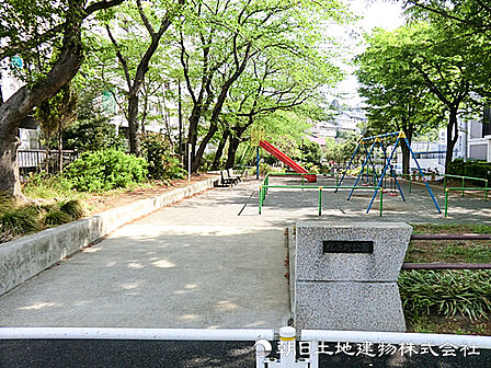 【篠原町公園】210m ブランコやすべり台、お砂場などが揃いお子様の遊び場に便利な公園です。静かな住宅地に立地しており、ちょっとしたリフレッシュにも利用しやすいです。