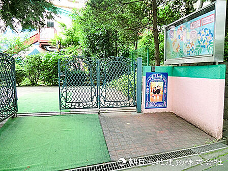 【プレスクール若葉幼稚園】860m お子さま主体の自由な遊びと集団生活のバランスがよく、英語や体育などのカリキュラムもしっかり行います。設備やセキュリティ面も整っています。