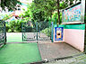 周辺：【プレスクール若葉幼稚園】860ｍ　お子さま主体の自由な遊びと集団生活のバランスがよく、英語や体育などのカリキュラムもしっかり行います。設備やセキュリティ面も整っています。