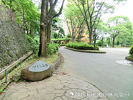 【つくし公園】220m 団地内にある穏やかな公園で、手入れの行き届いた花壇や背の高い木々の木陰が気持ち良い、リフレッシュにもぴったりのスポットです。
