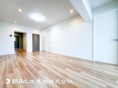 【リビング】大切なご家族、招いた友人と過ごすひと時を溢れる光が優しく包み込む空間。
