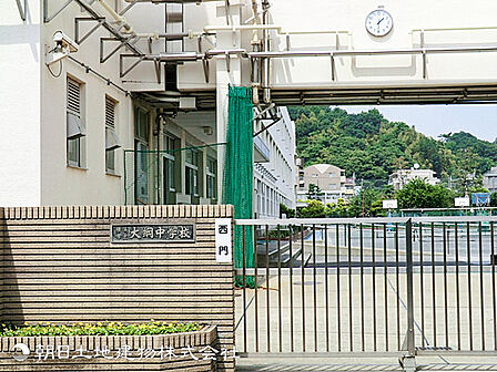 【大綱中学校】300ｍ　落ち着いた住宅街にあり、整った設備と生徒の穏やかな雰囲気が評判です。学習面のサポートが丁寧＋部活動も盛んでバランスよく学生生活を楽しむことができます。