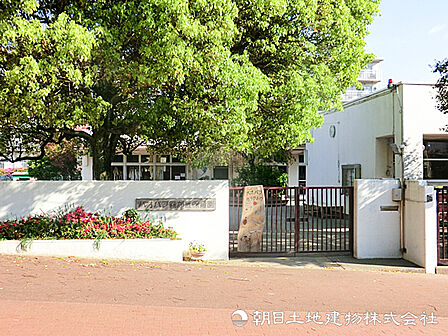 【バオバブ霧が丘保育園】730m 園の畑や、みかん・さくらんぼなど様々な果樹に恵まれた豊かな自然環境が魅力です。公園や新治市民の森に出かけたりと、外遊びを大切にしています。