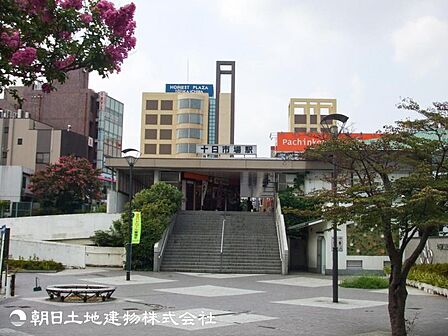 【十日市場駅】960m 駅周辺はスーパー・ドラッグストア・飲食店などが充実している一方で、徒歩圏内に広大な公園があり豊かな自然が共存しているゆったりとした住環境です。