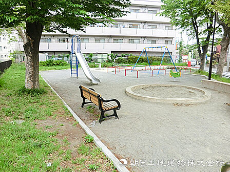 【落合公園】450ｍ　季節の花が彩る花壇がきれいに手入れされた、日当たりのよい公園です。すべり台・ブランコ・砂場などの遊具やベンチがあり、身近な憩いの場として利用できます。