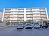 外観：平置き駐車場を備えており、ゆとりあるスペースで安心して駐車いただけます。