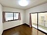 洋室：5.3帖の洋室は南向きの掃き出し窓で明るさたっぷり。子ども部屋にも使いやすい快適な空間です。※家具・調度品は販売価格に含まれません