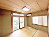 和室：6.0帖和室は南の掃き出し窓からやさしい光が差し込み、くつろぎの時間を過ごせる一室です。