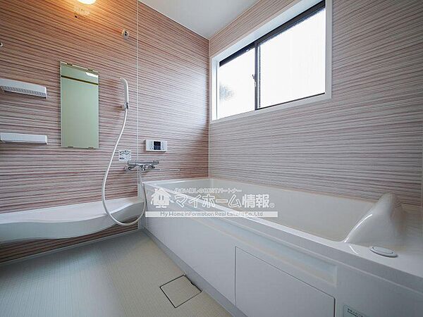 画像6:明るいバスルームはゆったり足を伸ばせる一坪風呂♪
