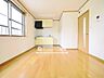 リビング/ダイニング：洋室8帖で広さも十分の明るい室内