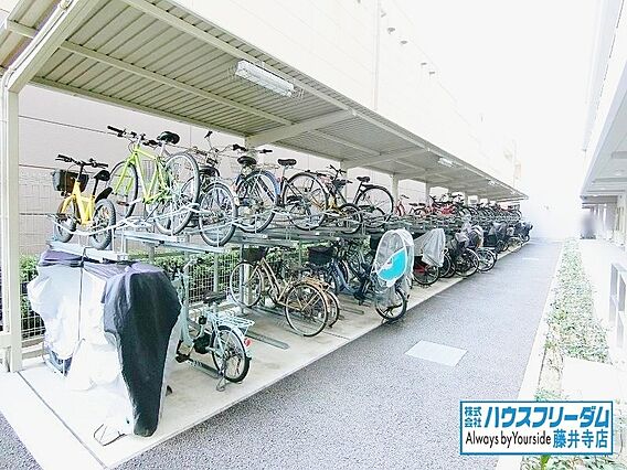 屋根付きの駐輪...