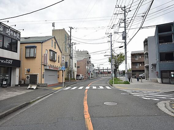 前面道路は広く...
