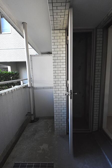 バルコニー　物入れあります