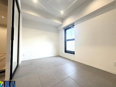 玄関横の約4.5帖土間収納♪ルーフバルコニーへの出入りも可能♪外で使用するものはここに収納可能
