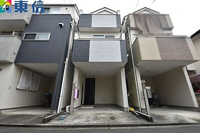 外観:スタイリッシュなツートンカラーの外観が目を引く3階建て戸建て住宅。ビルトインガレージ付きで雨の日の乗降もスムーズです。 外観:スタイリッシュなツートンカラーの外観が目を引く3階建て戸建て住宅。ビルトインガレージ付きで雨の日の乗降もスムーズです。
