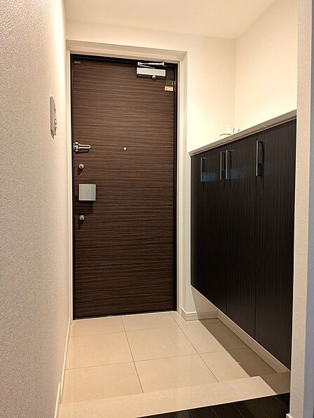 お掃除がしやすい、フロートタイプの玄関収納