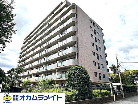 RC造10階建て重厚感あふれる外壁タイル貼マンション