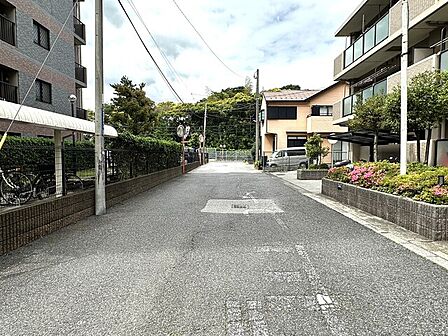 周辺は緑豊かで閑静な住宅街