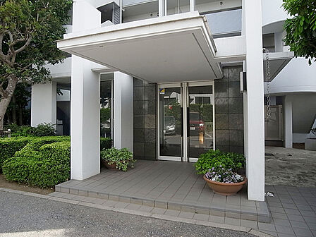 エントランス。安心のセキュリティ、オートロックシステムです。