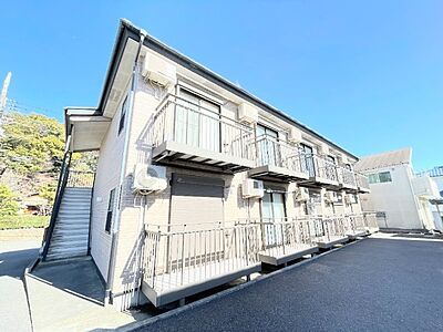 外観：南向きで日当たり良好　明るい建物