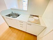 同一建物内の別部屋の内装写真になります。（105号室）