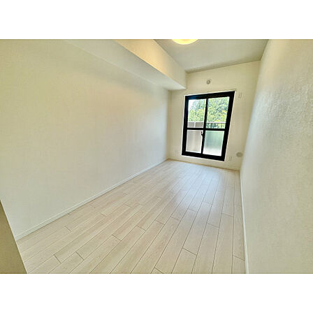 洋室は日当り・通風ともに良好です。明るい部屋はそれだけで気分が晴れやかになりますね。