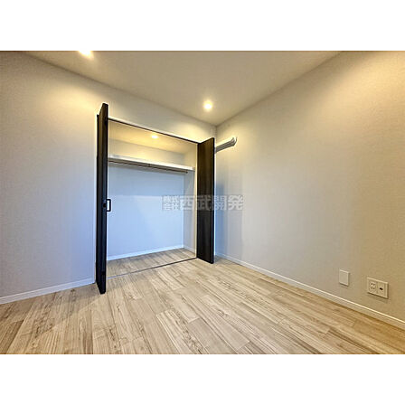 ■洋室【5.5帖】住まう方でカスタマイズしていただけるシンプルなデザインの内装。ご自身で素敵な空間を創り上げられます。