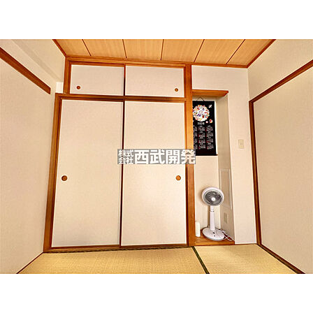 和室には大容量の押入れがあります。布団や座布団などがたくさん収納できます。