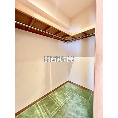 9.6帖の広い洋室は、洋服の多いご家族も納得のウォークインクローゼット付き。