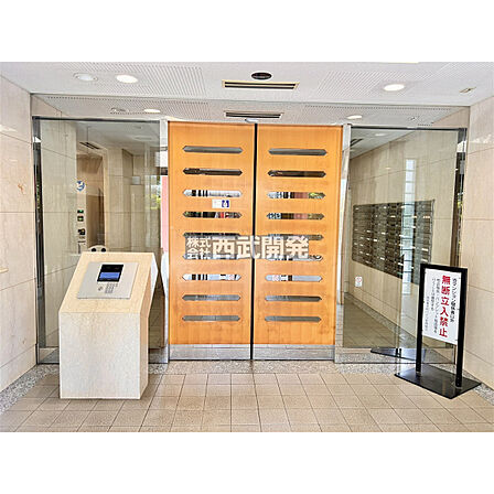 安心のオートロック機能付マンション。お部屋のTVモニターで来訪者がチェックできます。