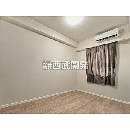 【6帖洋室/画像処理により設置されている家具や備品等を消去しております】各部屋にはクローゼットを備えております!収納が多いお家はすっきりして快適空間です。