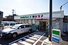 周辺：ファミリーマート＋薬ヒグチ川崎戸手本町店 徒歩8分。 590m