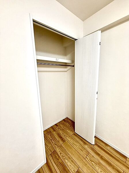 シンプルで清潔感のある空間に馴染む、機能性を兼ね備えた設計が日々の暮らしに心地よいゆとりと整頓された心地よさをもたらします 