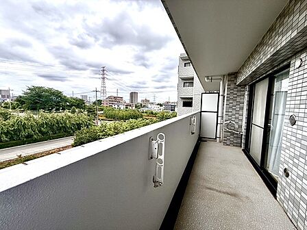 空の広がりを感じる開放的な屋外空間は、周辺の豊かな緑を望みながら心穏やかな時間を過ごせる静かな場所です 