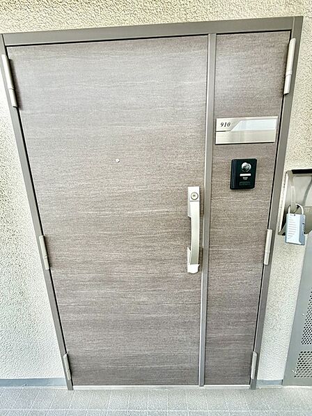 落ち着いた色合いが洗練された印象を与える玄関ドアが住まう方を優しく迎えます