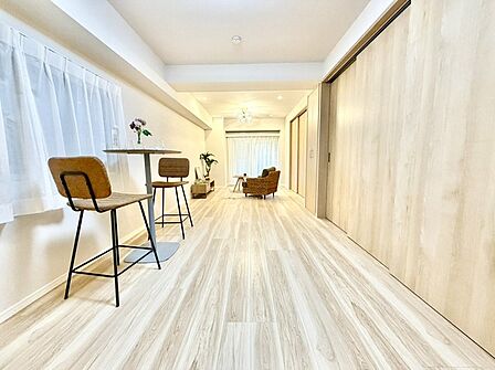 ナチュラルな木目が織りなす奥行き感のある空間が穏やかな時間を演出する室内
