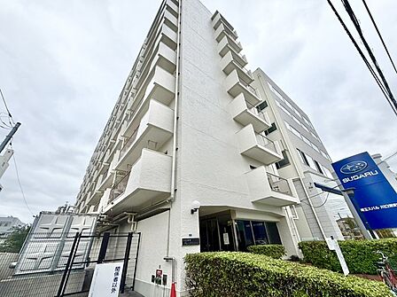 街並みに溶け込むすっきりとした佇まいで、穏やかな日常を迎えられる住まい。