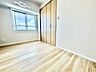 洋室：木目の美しいフローリングと優しい色合いの建具が調和する、心安らぐ穏やかなプライベート空間。