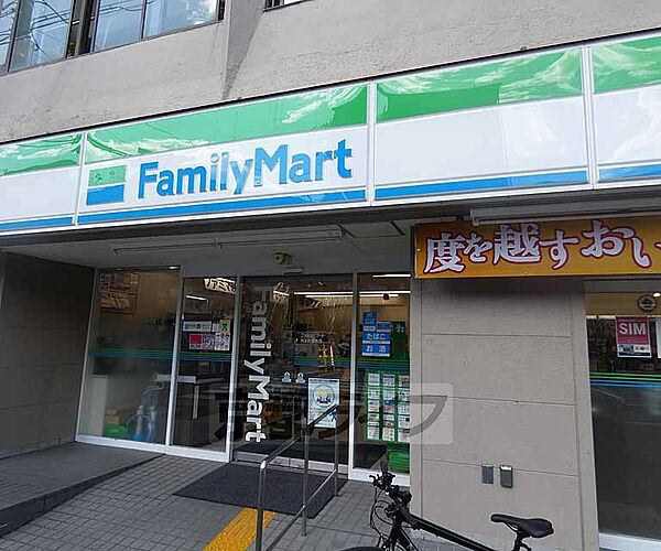 画像26:ファミリーマート丸太町猪熊店まで320m 堀川丸太町近く。店内広々ですよ。