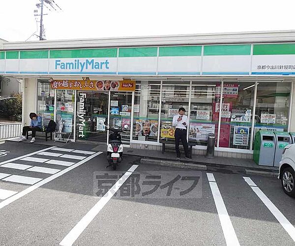 画像21:ファミリーマート 京都今出川針屋町店まで139m 敷地内ガレージ付でお車でのご利用も楽々。