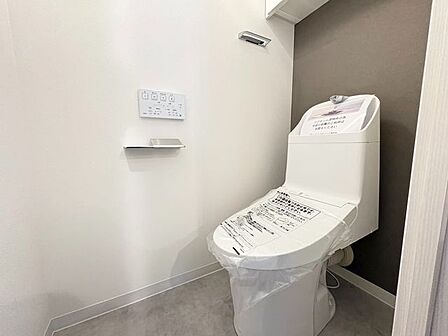 温水洗浄便座付きの清潔感あるトイレです