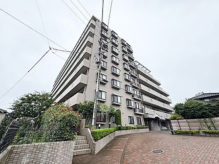 総戸数73戸の落ち着きあるマンション外観