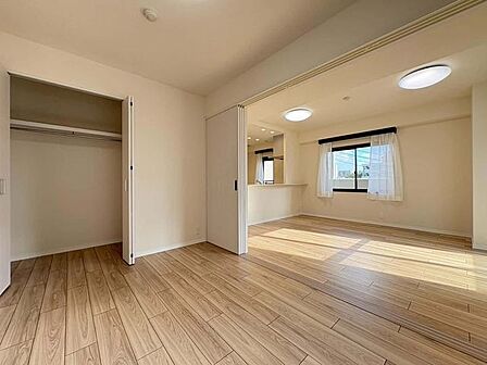 引戸を開放すると約18.9帖の広々空間に