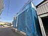 外観：北側と東側の2面道路に接する開放的な角地